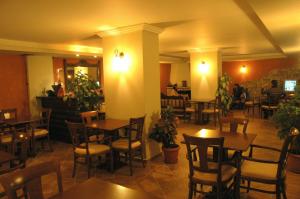Reštaurácia alebo iné gastronomické zariadenie v ubytovaní Aroanios Hotel