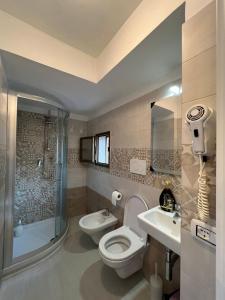 ein Bad mit einem WC, einer Dusche und einem Waschbecken in der Unterkunft La Casetta in Polignano a Mare