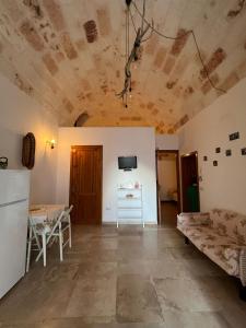 Großes Zimmer mit Küche und Wohnzimmer in der Unterkunft La Casetta in Polignano a Mare