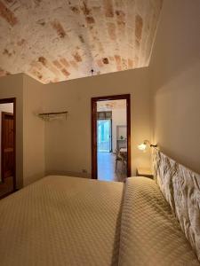 ein Schlafzimmer mit einem Bett in einem Zimmer in der Unterkunft La Casetta in Polignano a Mare