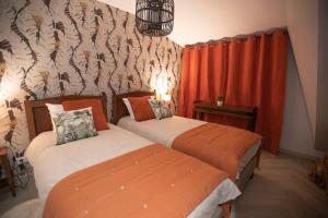 Posteľ alebo postele v izbe v ubytovaní Chambre Jungle dans maison d'hote "Le Petit Clouet"- Rochecorbon