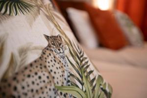 Posteľ alebo postele v izbe v ubytovaní Chambre Jungle dans maison d'hote "Le Petit Clouet"- Rochecorbon
