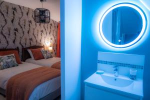 Posteľ alebo postele v izbe v ubytovaní Chambre Jungle dans maison d'hote "Le Petit Clouet"- Rochecorbon