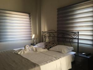 een slaapkamer met een bed met handdoeken erop bij Spacious flat with private garden in Filiatra