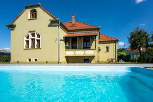 uma casa e uma piscina em frente a uma casa em Clasic Haus Sighisoara em Sighisoara