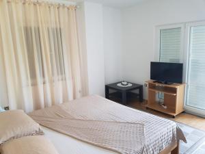 TV a/nebo společenská místnost v ubytování Holiday home >Nikola< Brijesta
