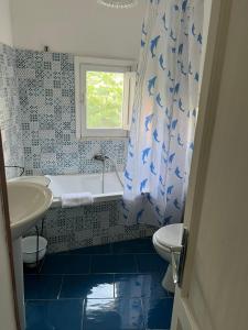 un bagno con lavandino, vasca e WC di Palazzo Porta a Procida