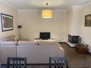 Televízia a/alebo spoločenská miestnosť v ubytovaní Casa con encanto en Gondomar con piscina + 17 fotografií