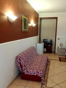 uma sala de estar com um sofá no canto em La Suerte em Sant'Egidio del Monte Albino