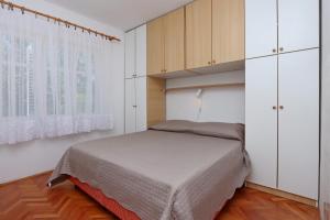 Posteľ alebo postele v izbe v ubytovaní Apartments by the sea Supetarska Draga - Donja, Rab - 15997