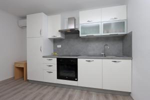 Kuchyňa alebo kuchynka v ubytovaní Apartments by the sea Supetarska Draga - Donja, Rab - 15997 + 12 fotografií