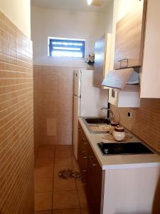 uma pequena cozinha com um lavatório e um fogão em La Suerte em Sant'Egidio del Monte Albino