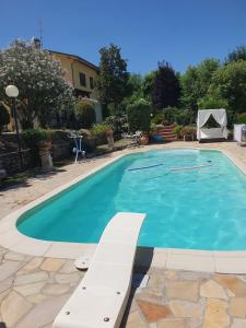 Bazén v ubytovaní Splendido rustico shabby alebo v jeho blízkosti