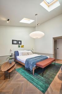 Un dormitorio con una cama grande y una alfombra verde en Martis Forum Heritage Hotel & Residence en Poreč