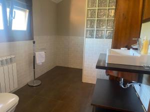 Kúpeľňa v ubytovaní Casa con encanto en Gondomar con piscina