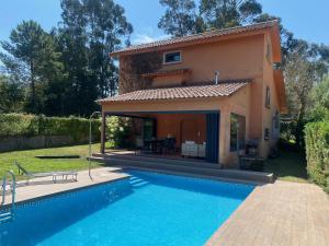 Bazén v ubytovaní Casa con encanto en Gondomar con piscina alebo v jeho blízkosti