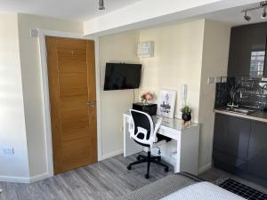 een kamer met een bureau met een computer en een stoel bij Pods of Kings Cross - 6 in Londen