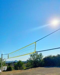 un filet de volley-ball assis au-dessus d'un champ dans l'établissement Auberge de Jeunesse HI Marseille Bois-Luzy, à Marseille