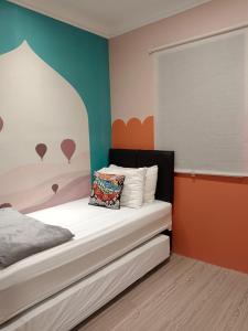 um quarto com uma cama com uma pintura de corações em youre at - The Majesty Apartment em Bandung