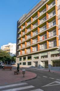 un gran edificio de apartamentos en una calle de la ciudad en ARTIEM Capri, en Mahón