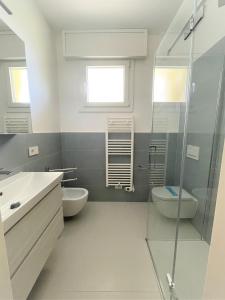 Et badeværelse på Condominio Girasole