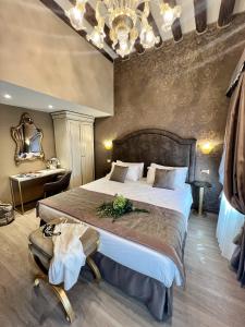 A bed or beds in a room at Cà Dell'Arte Palace