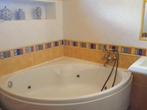 y baño con bañera y lavamanos. en Casa Rural del Médico, en Hontoria del Pinar