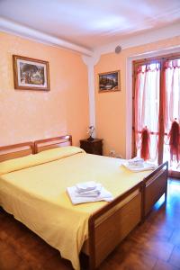a bedroom with a large yellow bed with two plates on it at Il Mandriano in Carpegna