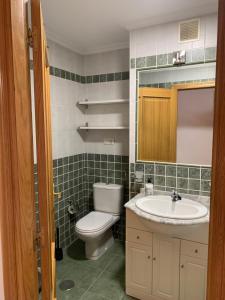 een badkamer met een toilet en een wastafel bij Apartamentos Illa Nova in Foz