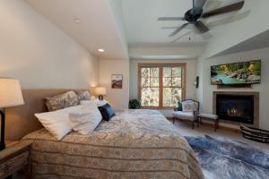 ein Schlafzimmer mit großem Bett und Kamin in der Unterkunft Black Bear 66 in Durango Mountain Resort + 39 Fotos