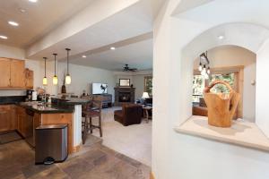 eine offene Küche und ein Wohnzimmer mit einem Torbogen in der Unterkunft Black Bear 66 in Durango Mountain Resort