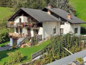 una casa en una colina con jardín en Apartmenthaus AMELIE, en Lunz am See