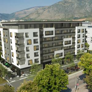 una vista aérea de un gran edificio de apartamentos blanco en Apartment Lego, en Mostar