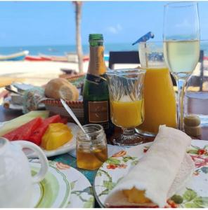 une table recouverte de assiettes de nourriture et de verres de vin dans l'établissement VILLA ÁGUA DE COCO PREÁ, à Prea