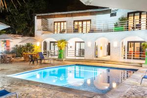 una piscina frente a una casa en Santorini Villas del Mar Santa Marta, en Santa Marta