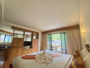 una camera da letto con un letto a lume di candela di Kata View Guest House a Kata Beach