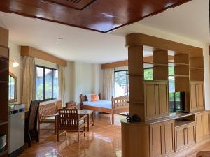 un soggiorno con cucina e una sala da pranzo di Kata View Guest House a Kata Beach