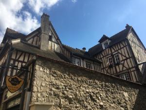 an old building with a stone wall in front at Au coin romantique Vernon Giverny in Vernon
