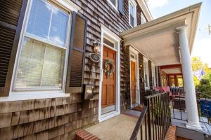 une maison avec une porte d'entrée et une terrasse couverte dans l'établissement King George Downtown Annapolis Getaway, à Annapolis