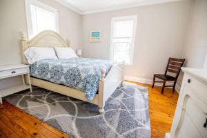 a bedroom with a bed and a table and a chair at King George Downtown Annapolis Getaway in Annapolis