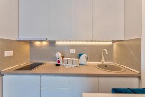 a kitchen counter with a sink and a mixer at Hugo Apartmani Zlatibor in Palisat