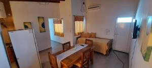 Habitación pequeña con 1 cama, 1 mesa, 1 cama y 1 dormitorio. en DEPARTAMENTO ORTEGA Junin, en Junín