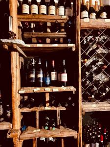une salle remplie de nombreuses bouteilles de vin dans l'établissement Relais du Chateau Blanc, à La Thuile