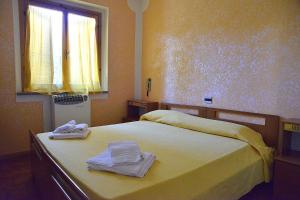 a bedroom with a bed with towels on it at Il Mandriano in Carpegna