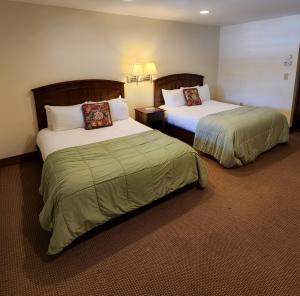 a hotel room with two beds in a room at The Inn at Shady Lawn in Newland