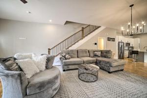 Ruang duduk di Well-Appointed Pittsburgh Home 1 Mi to Dtwn!