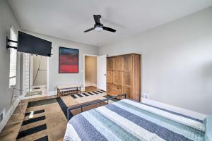 Katil atau katil-katil dalam bilik di Well-Appointed Pittsburgh Home 1 Mi to Dtwn!