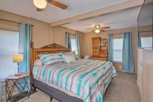 1 dormitorio con 1 cama y ventilador de techo en Lorain Lake Cottage Less Than 1 Mi to Lake Erie Fun!, en Lorain