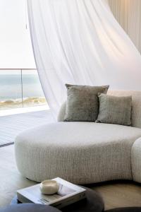 un soggiorno con divano e vista sull'oceano di Ostend penthouse beach view private pool a Ostenda