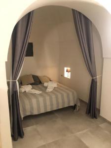 A bed or beds in a room at Dammuso Rekhale con vista mare